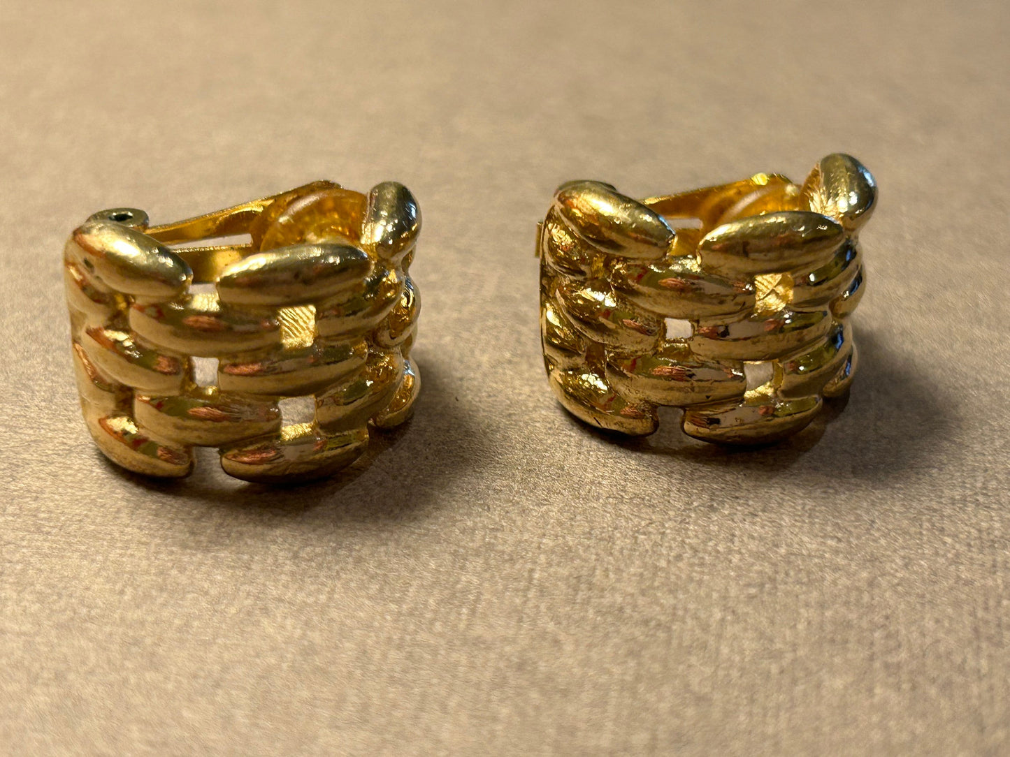 Grosse clip on earrings vintage