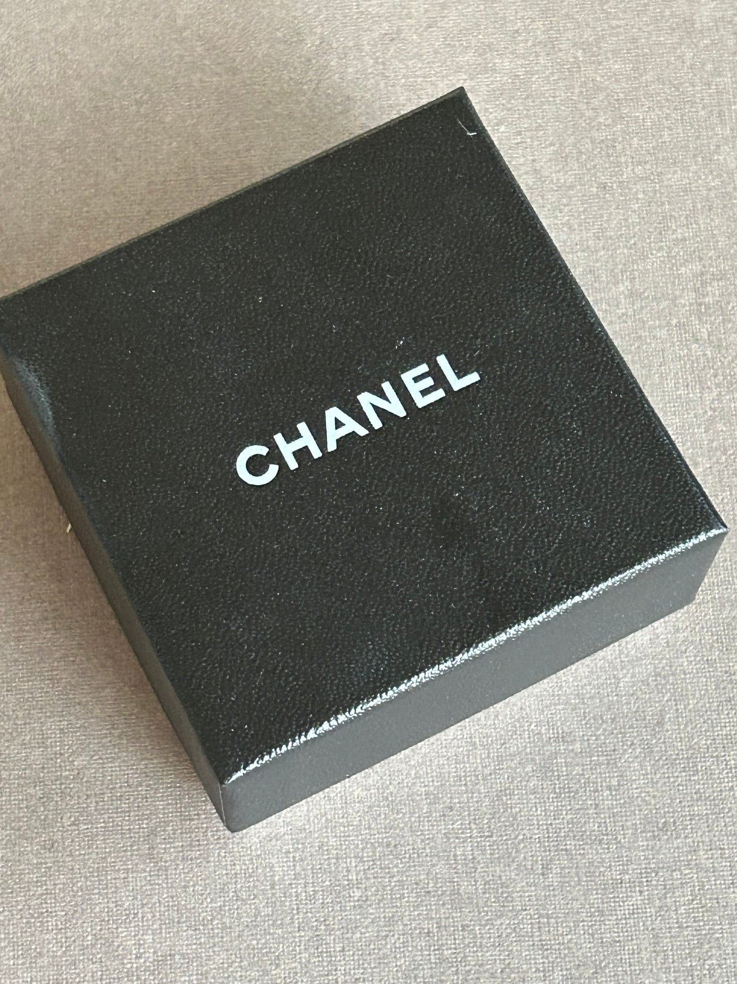 Chanel pin N5