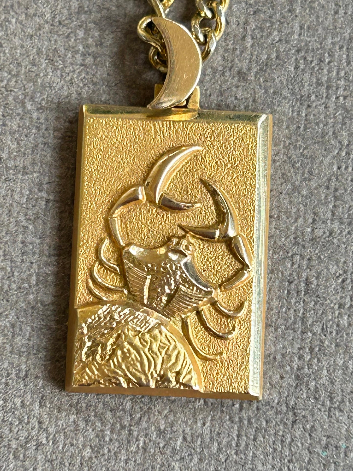 Fix Antique pendant and chain, gold plated zodiac "Cancer"